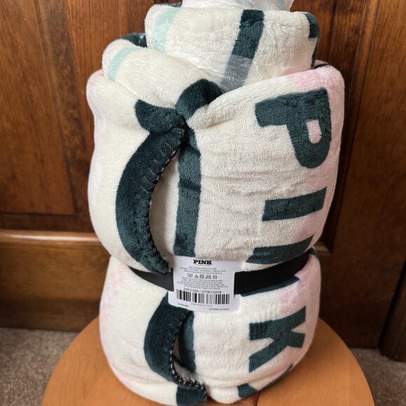 NWT PINK Victoria's Secret Argyle Cozy Plush Blanket 50" x 60" - Picture 4 of 7